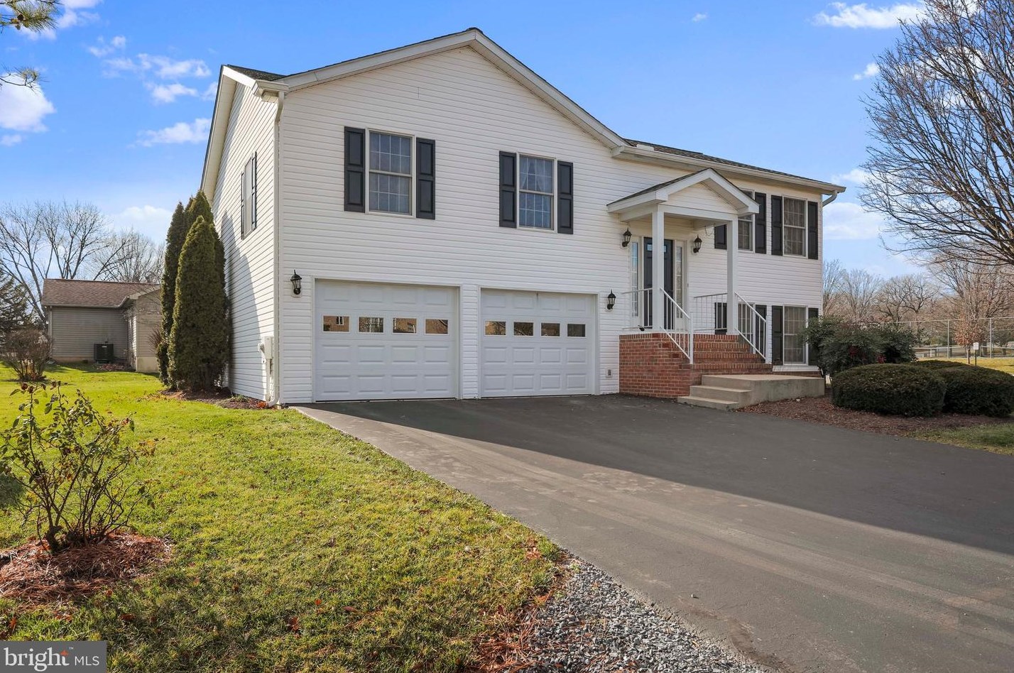 16 Oriole Ln, Falling Waters, WV 25419