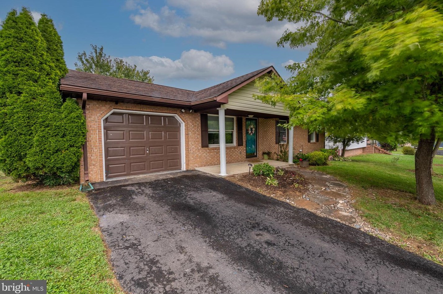 159 Elementary Dr, Martinsburg, WV 25404-5595