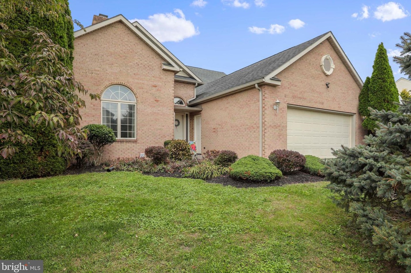 956 Caledonia Dr, Martinsburg WV 25405-5737 exterior