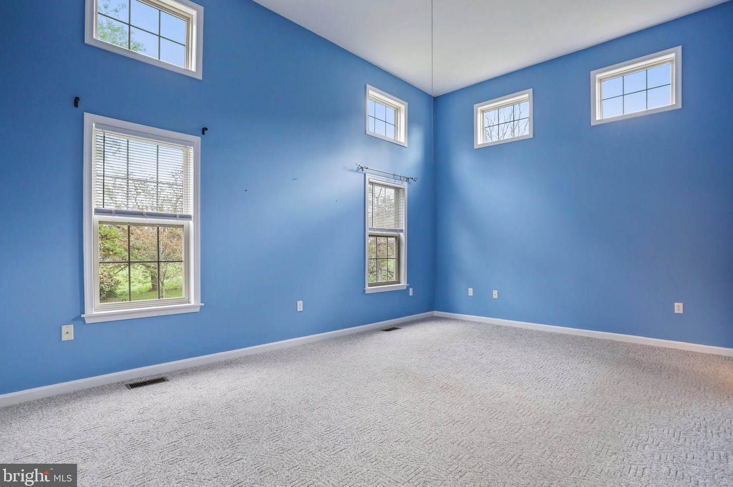 956 Caledonia Dr, Martinsburg WV 25405-5737 exterior