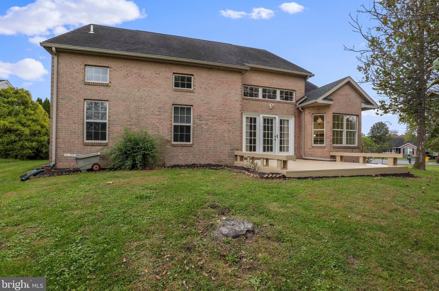 956 Caledonia Dr, Martinsburg WV 25405-5737 exterior