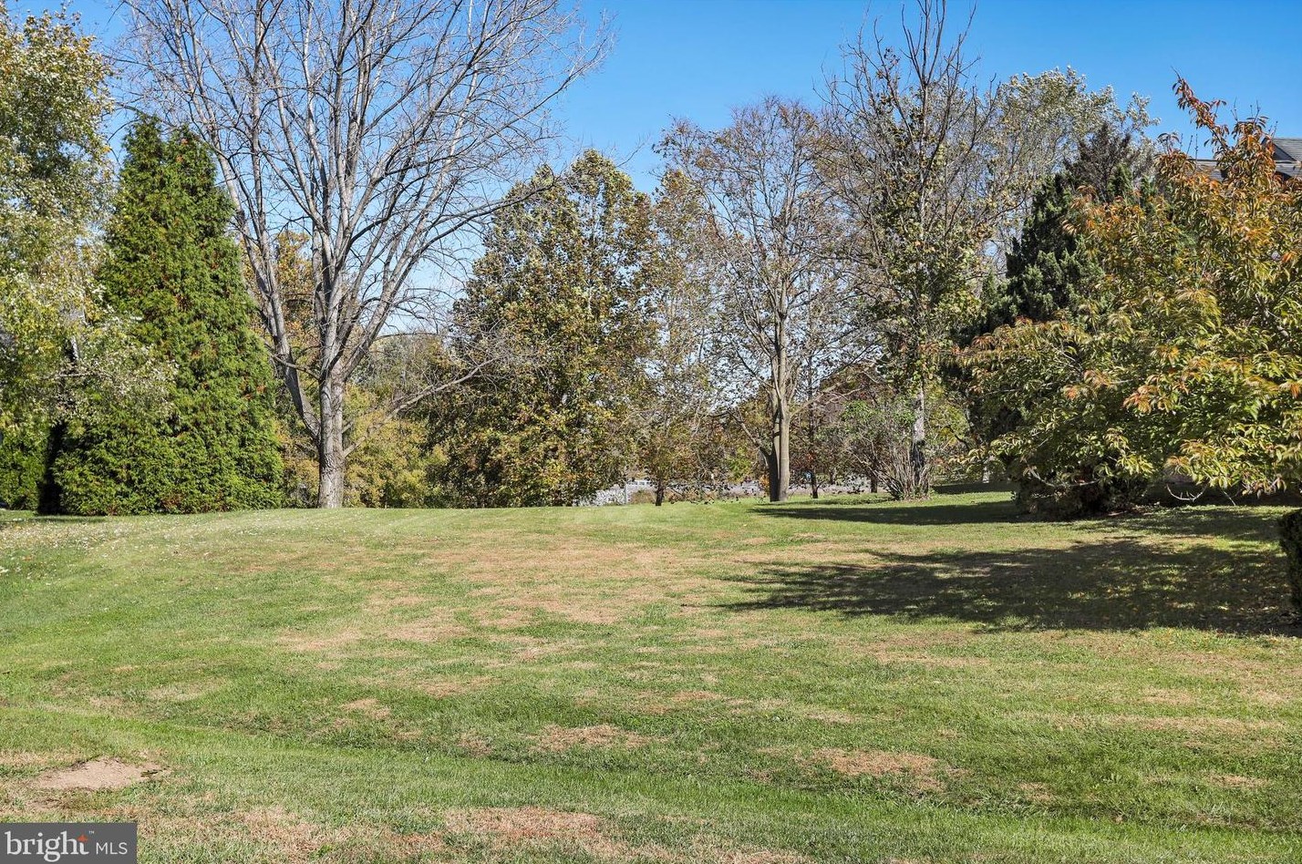 956 Caledonia Dr, Martinsburg WV 25405-5737 exterior