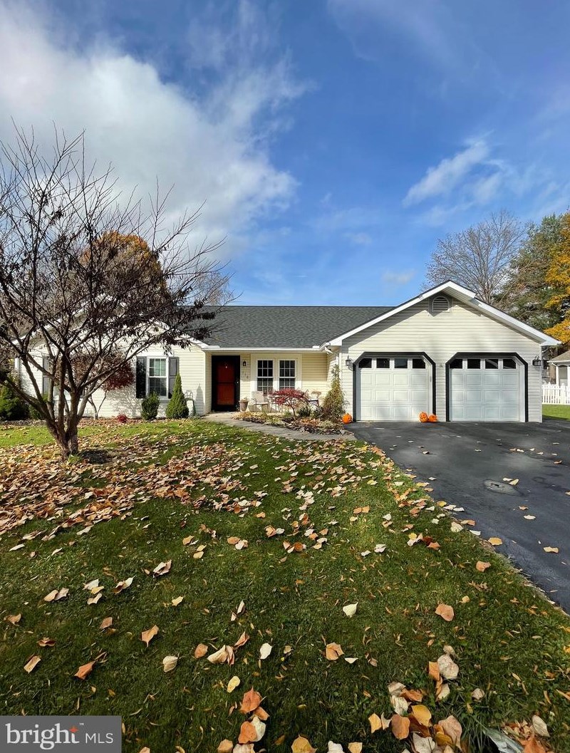 116 Stanford Ln, Falling Waters, WV 25419