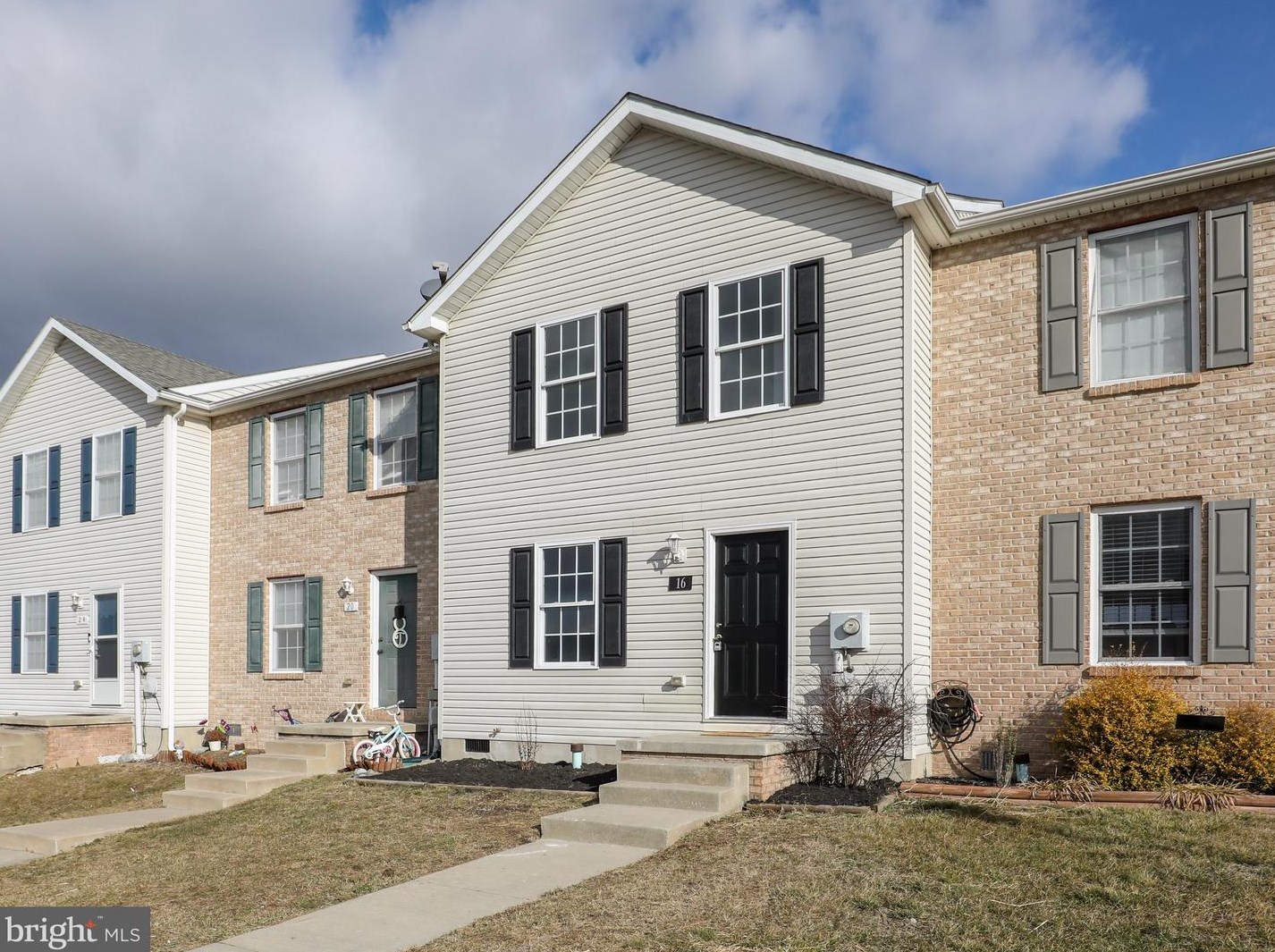 16 Chalk Ln, Inwood, WV 25428