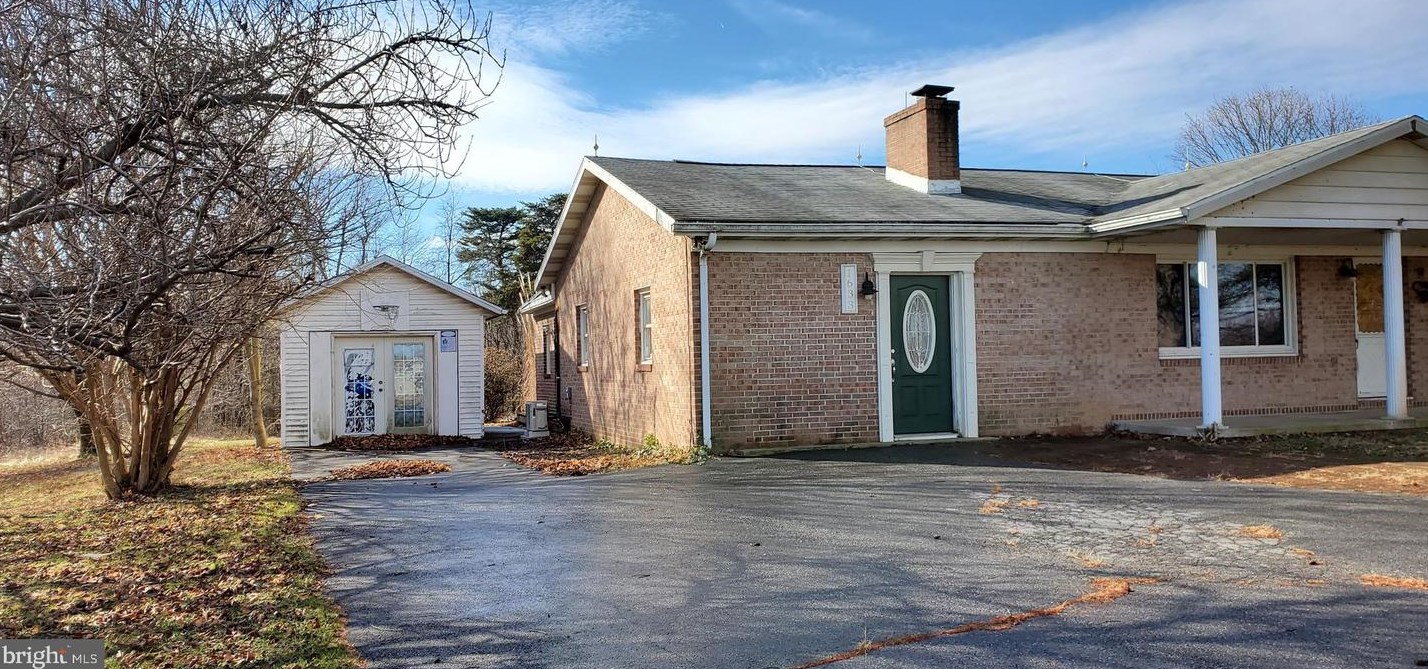 1633 Broad Ln, Falling Waters, WV 25419