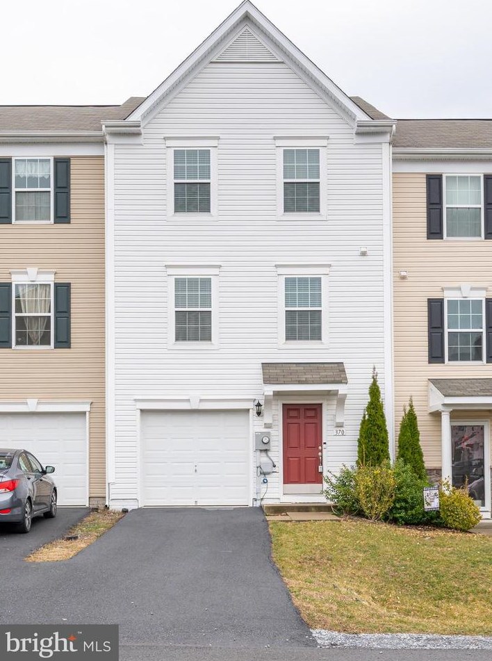 370 Rumbling Rock Rd, Hedgesville, WV 25427