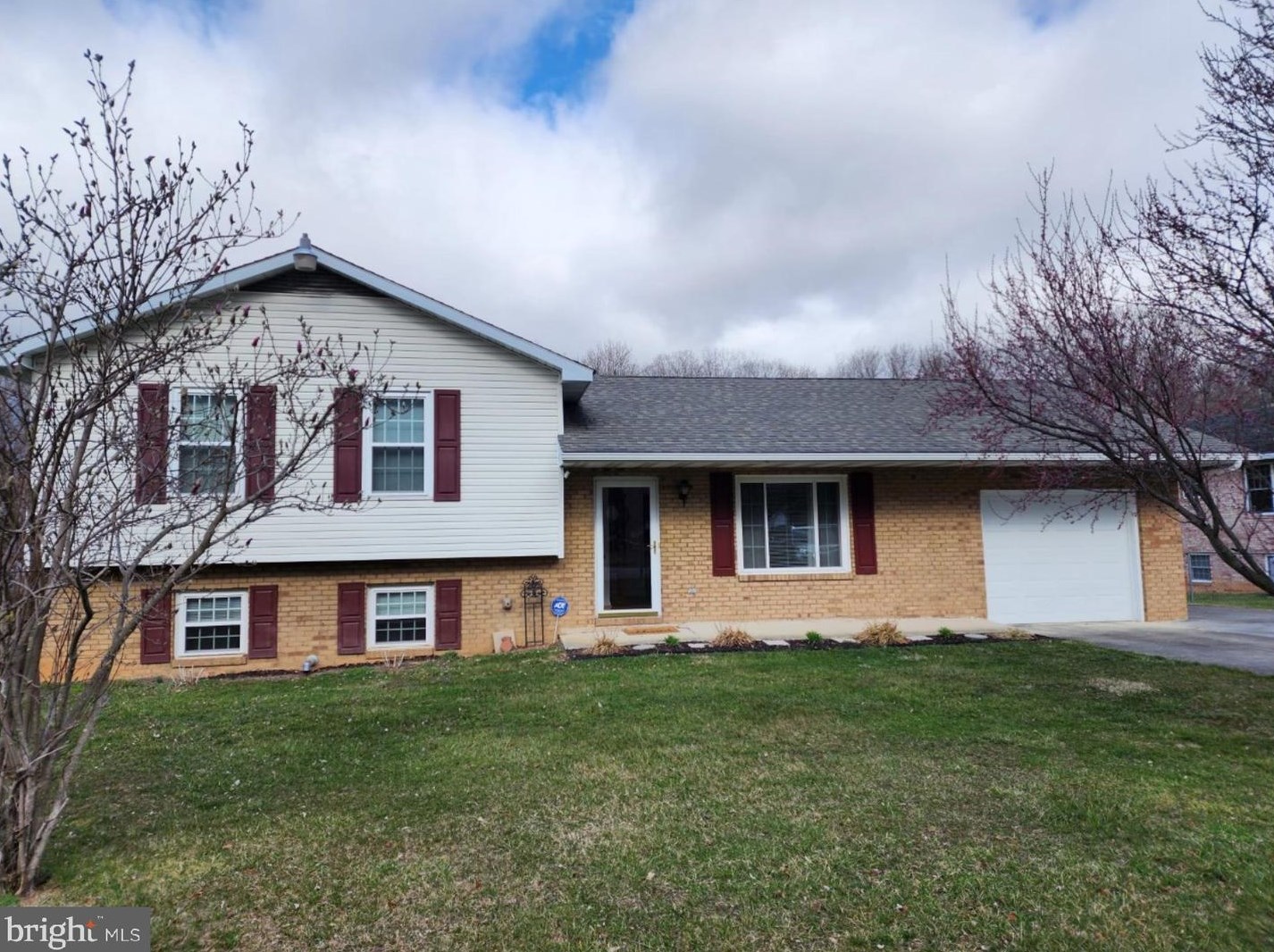 380 1st St, Inwood, WV 25428-4306