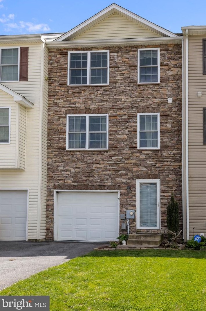 110 Myatt, Inwood, WV 25428