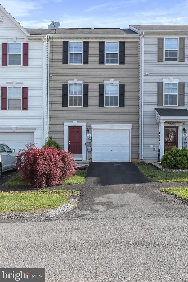 99 Desert Rose Way, Martinsburg, WV 25404-3752