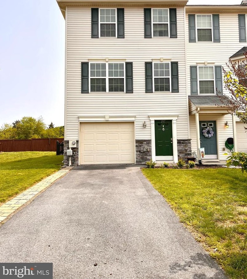 257 Morlatt Ln, Martinsburg, WV 25404