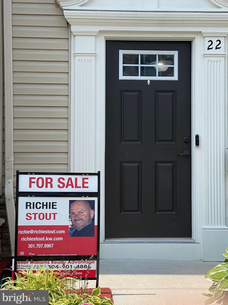 22 Gauley Riv Path, Falling Waters, WV 25419