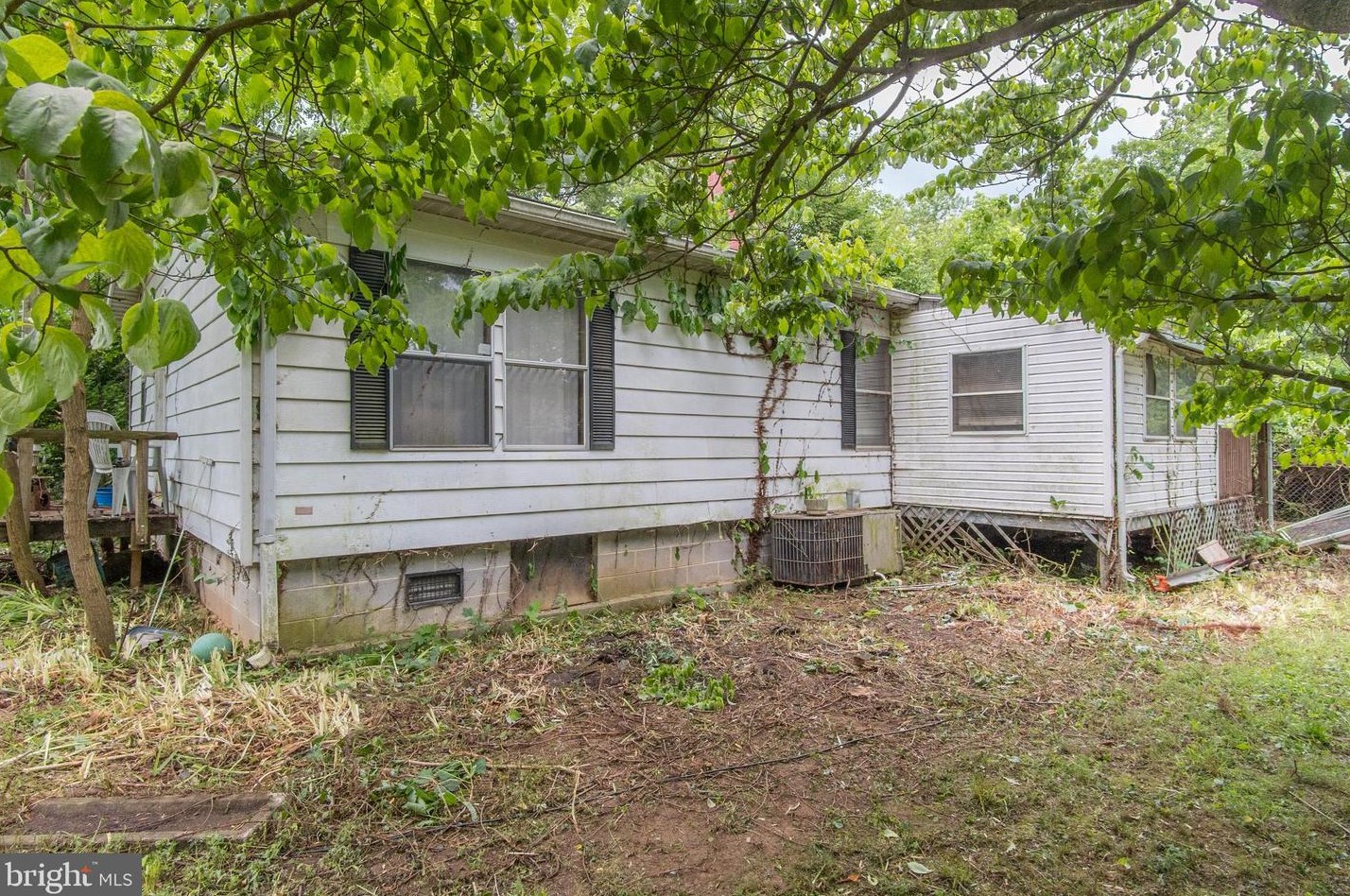 271 Charity Cir, Falling Waters, WV 25419