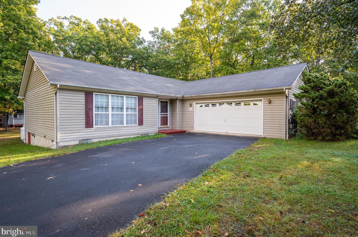 93 Poets Ln, Inwood, WV 25428