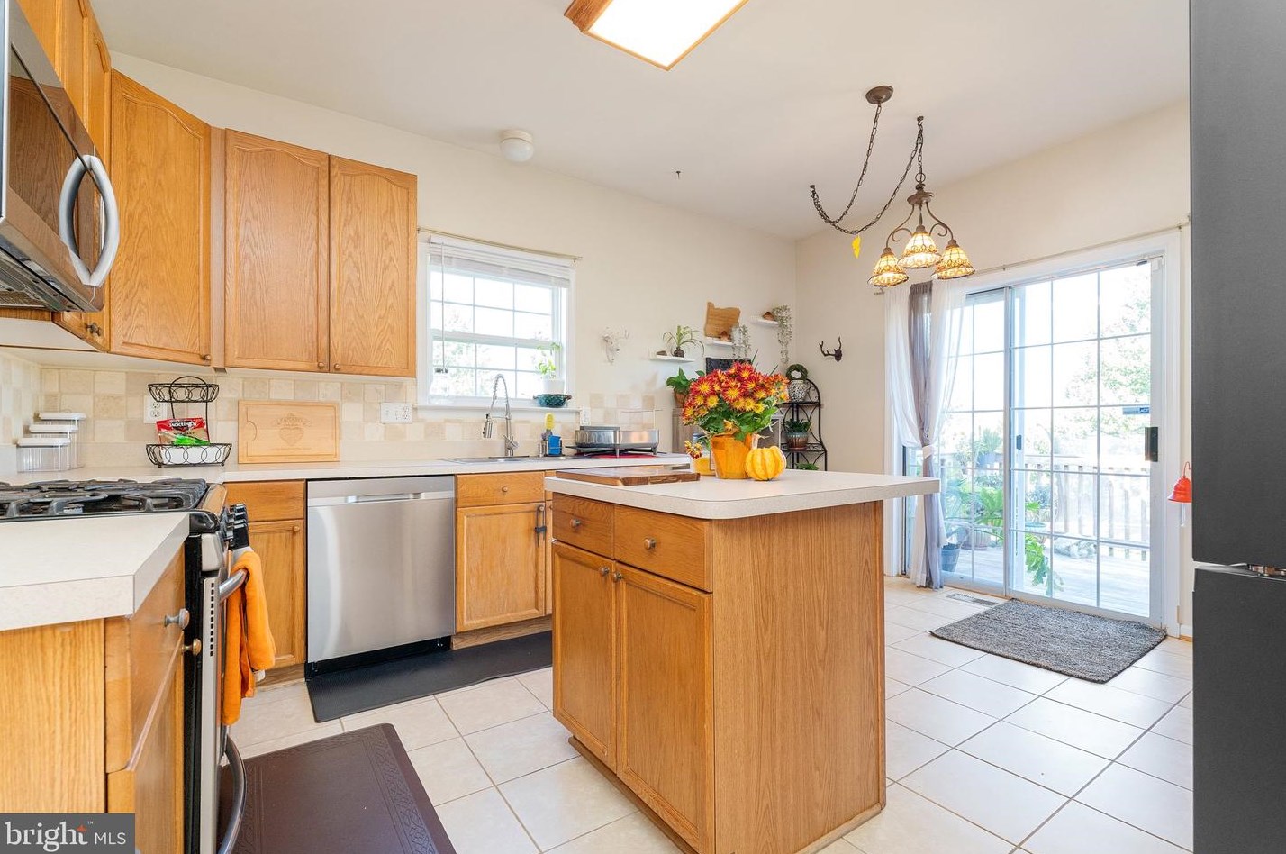 207 Caledonia Dr, Martinsburg WV  25405-5743 exterior