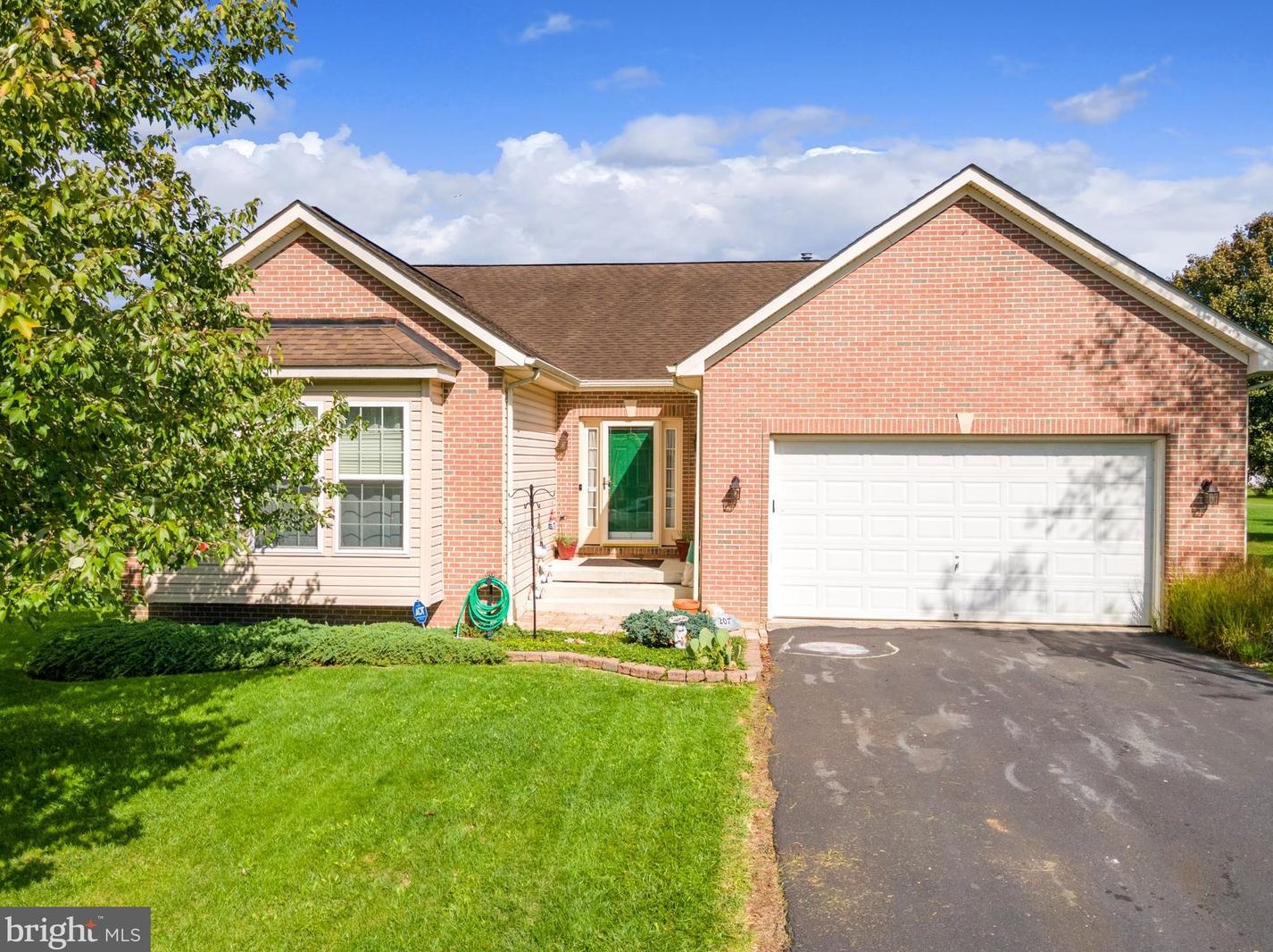 207 Caledonia Dr, Martinsburg WV  25405-5743 exterior