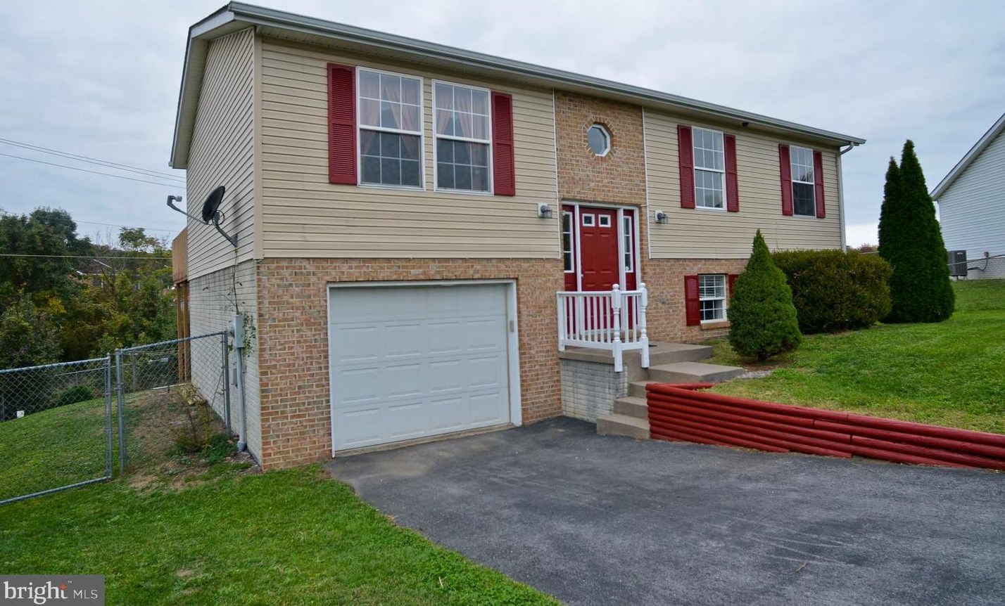 78 Academy Dr, Martinsburg, WV 25404-5596
