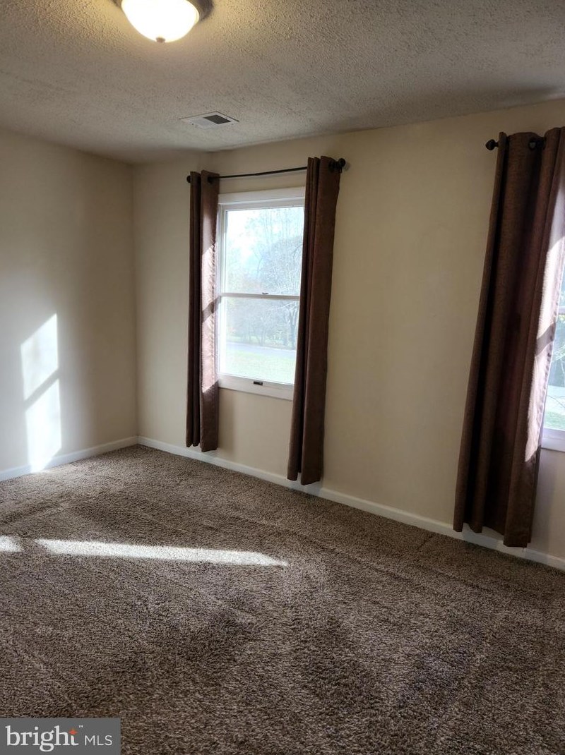 91 Merrimack Dr, Falling Waters, WV 25419