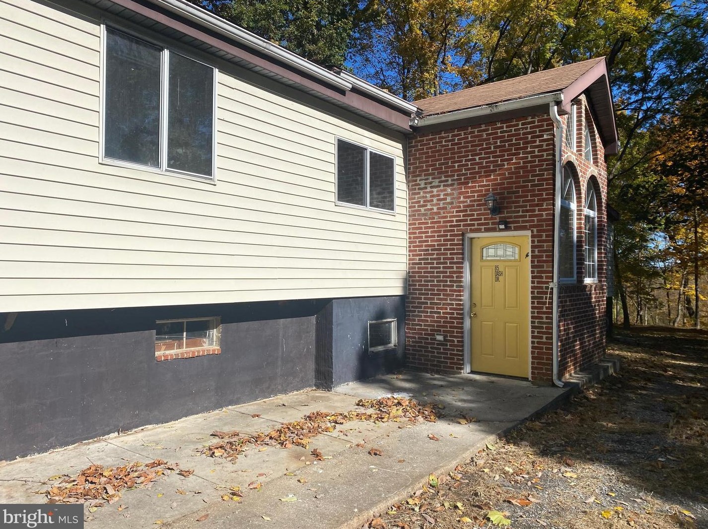 85 Dash Dr, Falling Waters, WV 25419