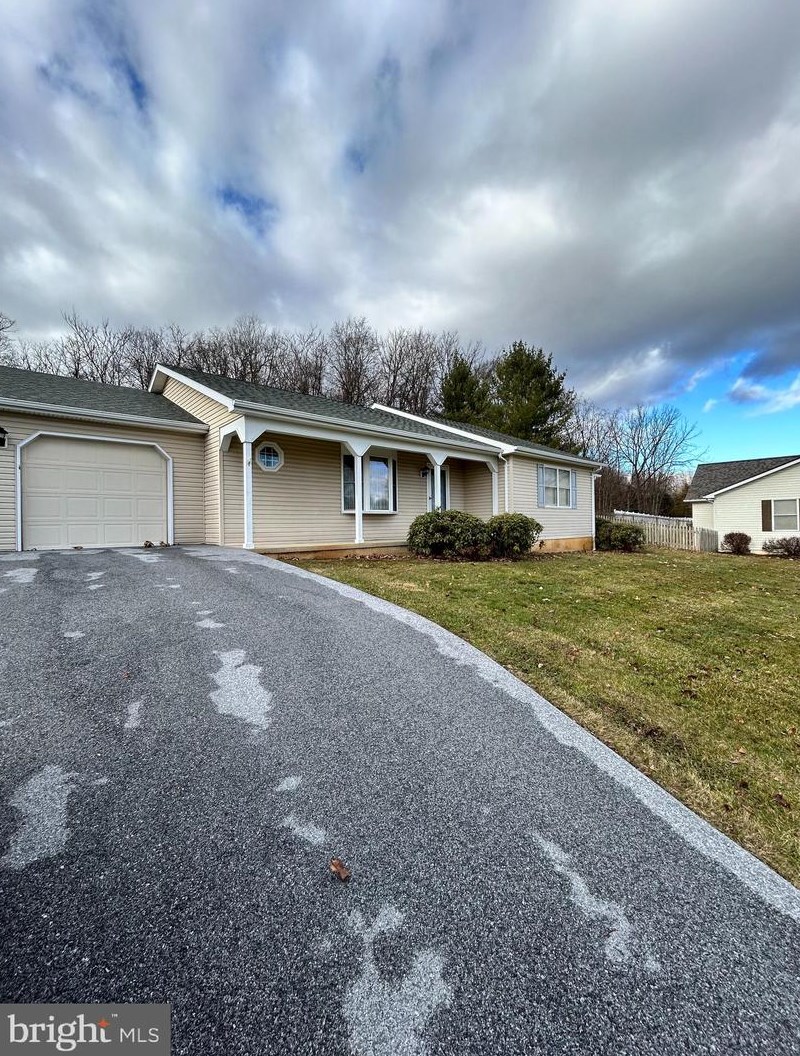 218 Dartmouth Ln, Falling Waters, WV 25419
