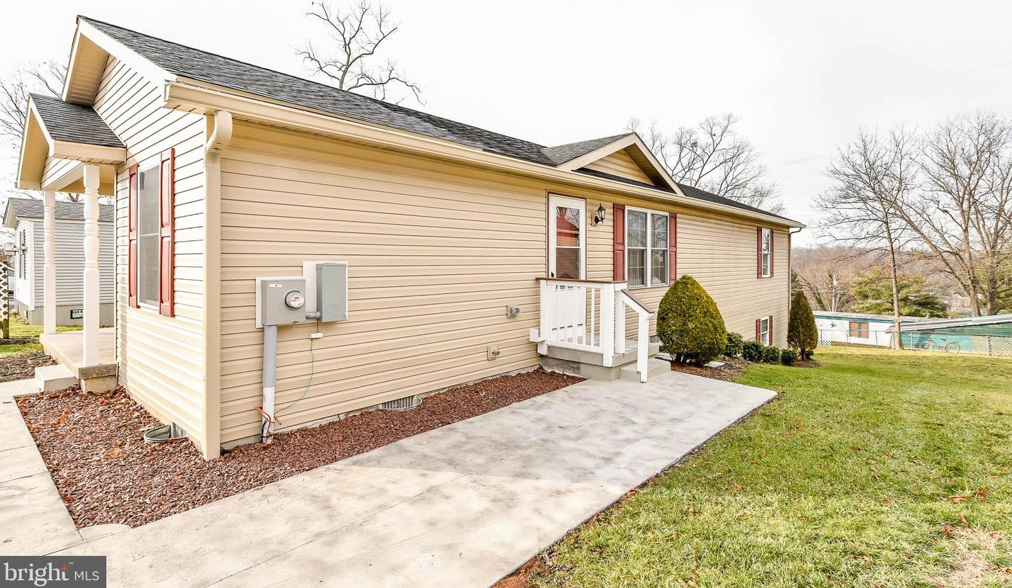 229 Parry Dr, Falling Waters, WV 25419