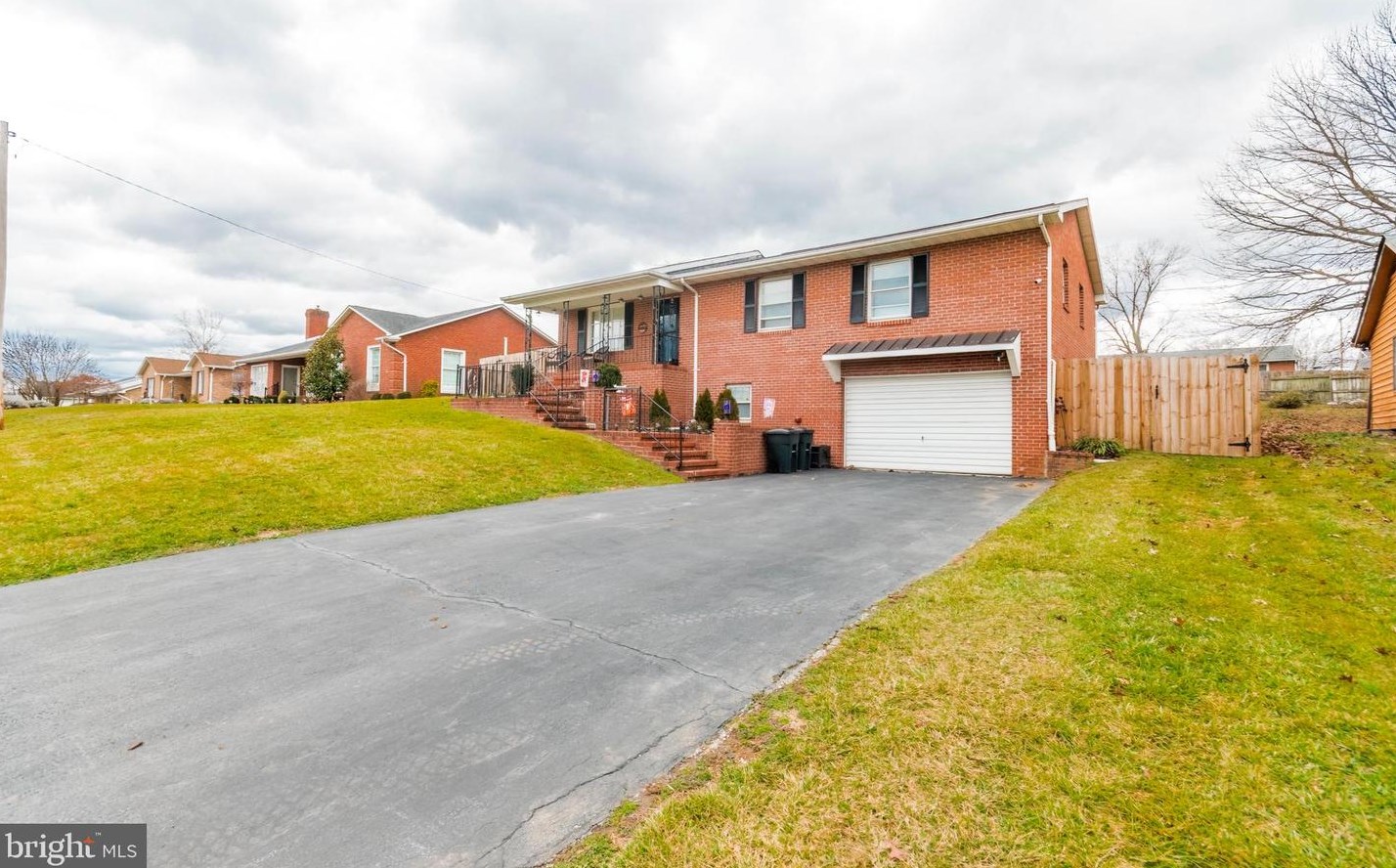 108 Rosewood Dr, Martinsburg WV  25401-2840 exterior