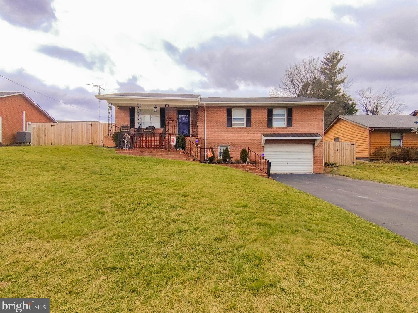 108 Rosewood Dr, Martinsburg WV  25401-2840 exterior