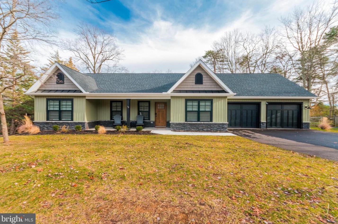 19 Peace Pipe Ln, Hedgesville, WV 25427