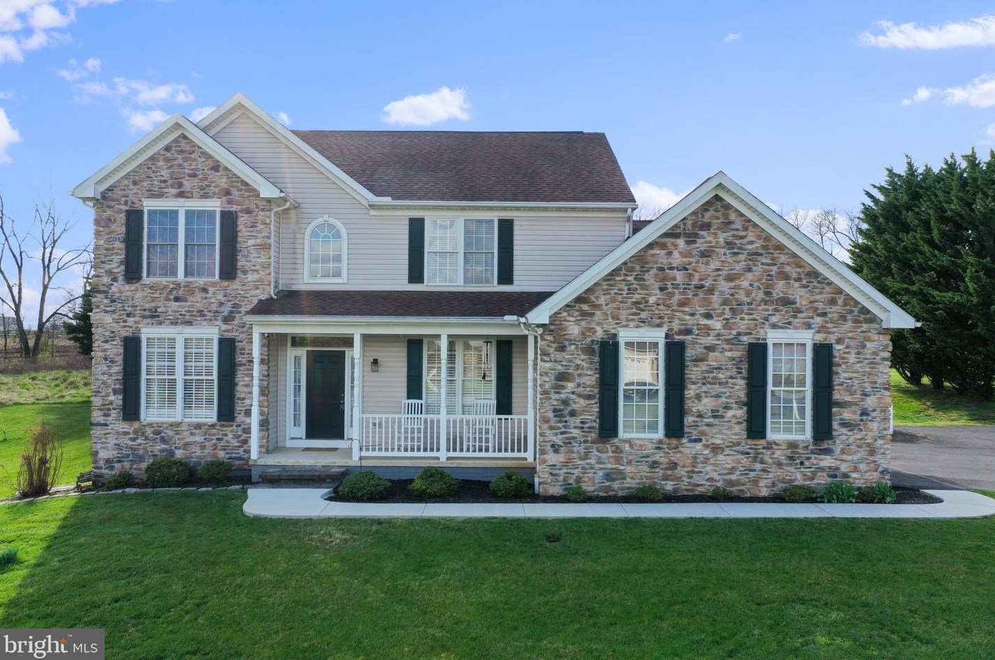 221 Berkshire Dr, Falling Waters, WV 25419-4957