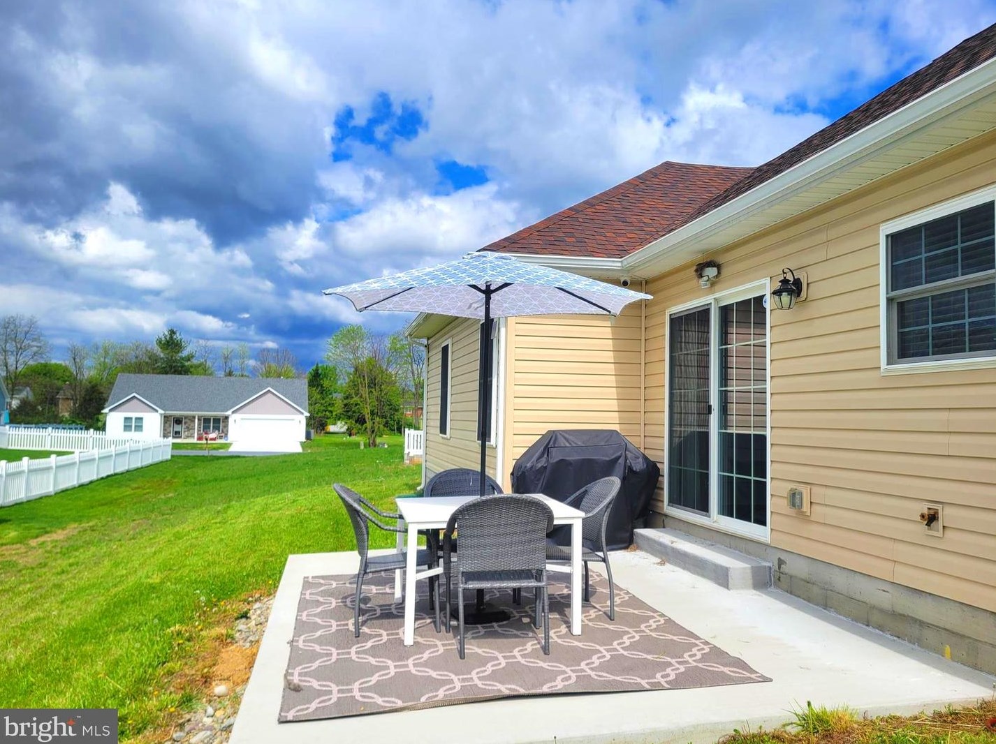 93 Ruidoso Downs Dr, Martinsburg WV  25404-1669 exterior