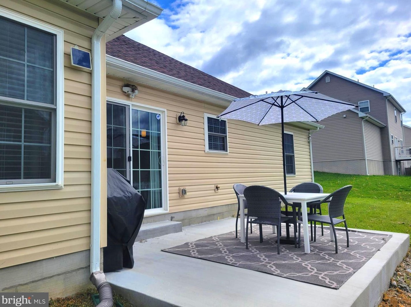 93 Ruidoso Downs Dr, Martinsburg WV  25404-1669 exterior