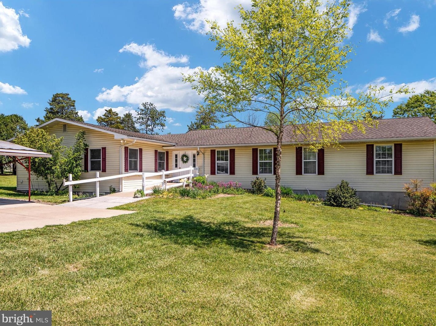 64 Zig Zag Ln, Inwood, WV 25428