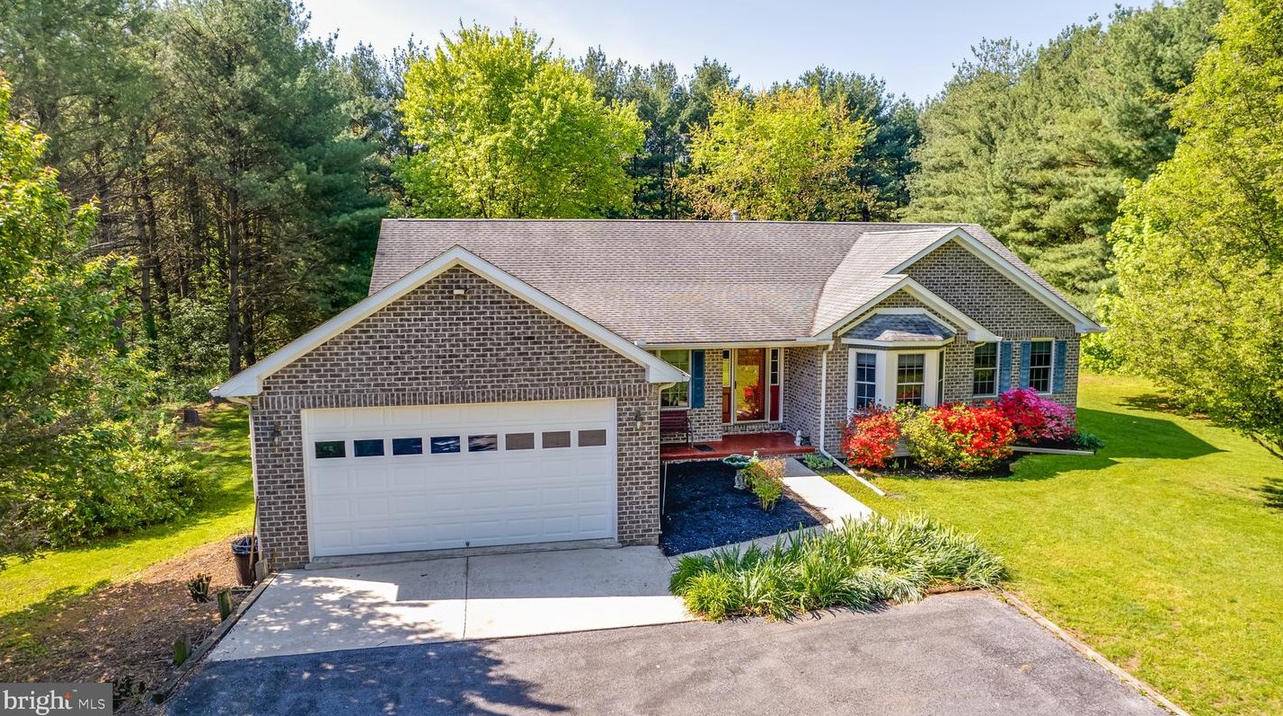 95 Sheffield Ln, Falling Waters, WV 25419-7110