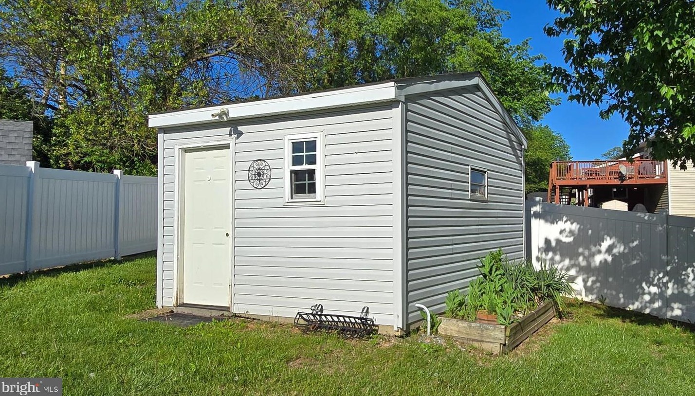 24 Magnolia Ter, Martinsburg WV  25404-3472 exterior