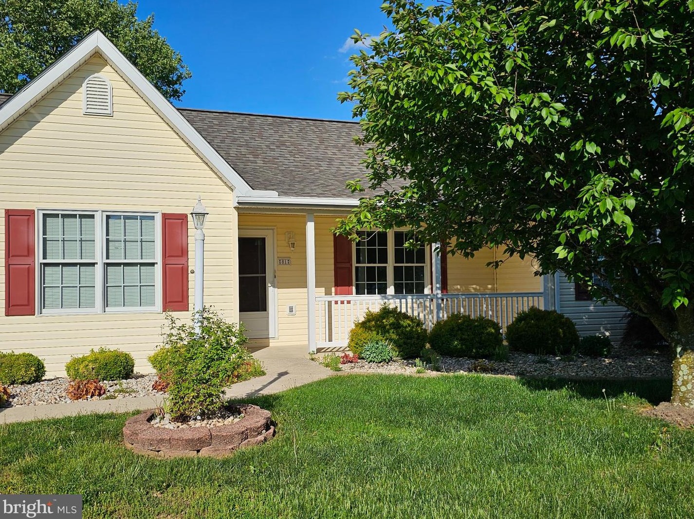81 Hummingbird Ln, Falling Waters, WV 25419-4021