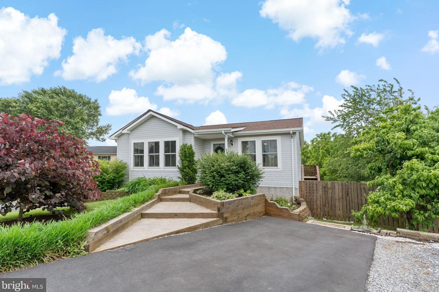 86 Academy Dr, Martinsburg, WV 25404