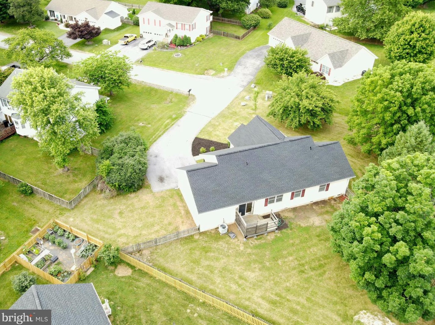 80 Hummingbird Ln, Falling Waters, WV 25419-4020