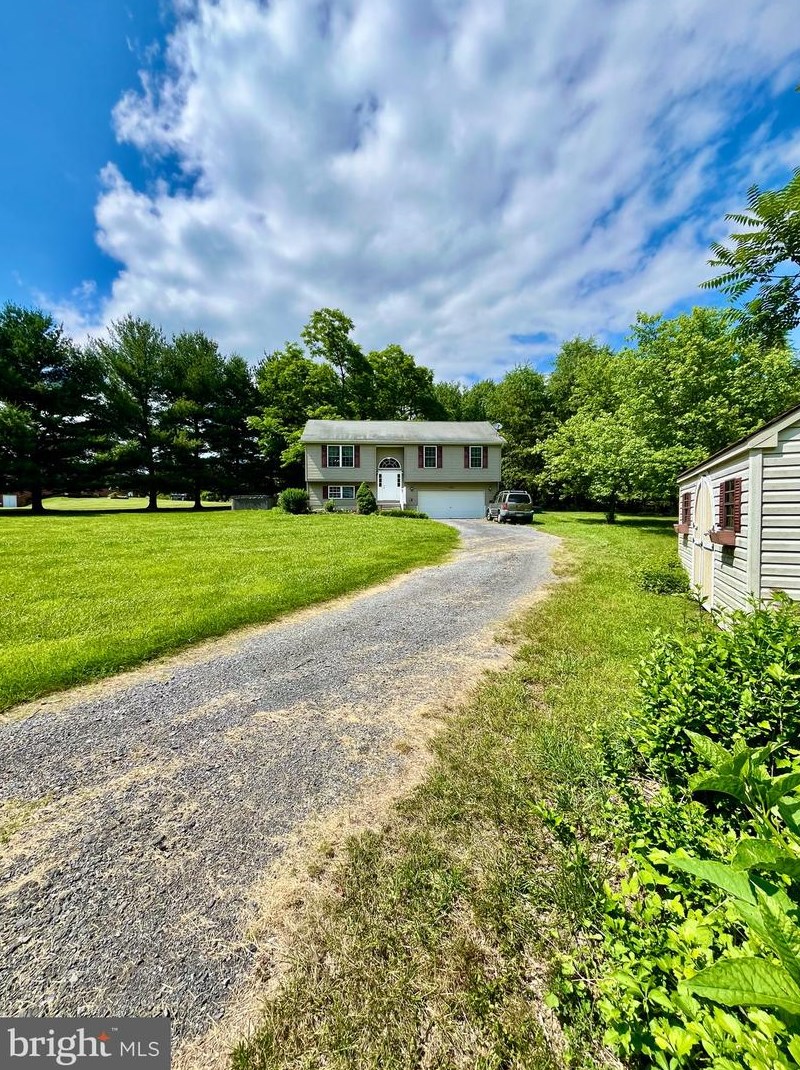 545 Keepsake Dr, Falling Waters, WV 25419-4194