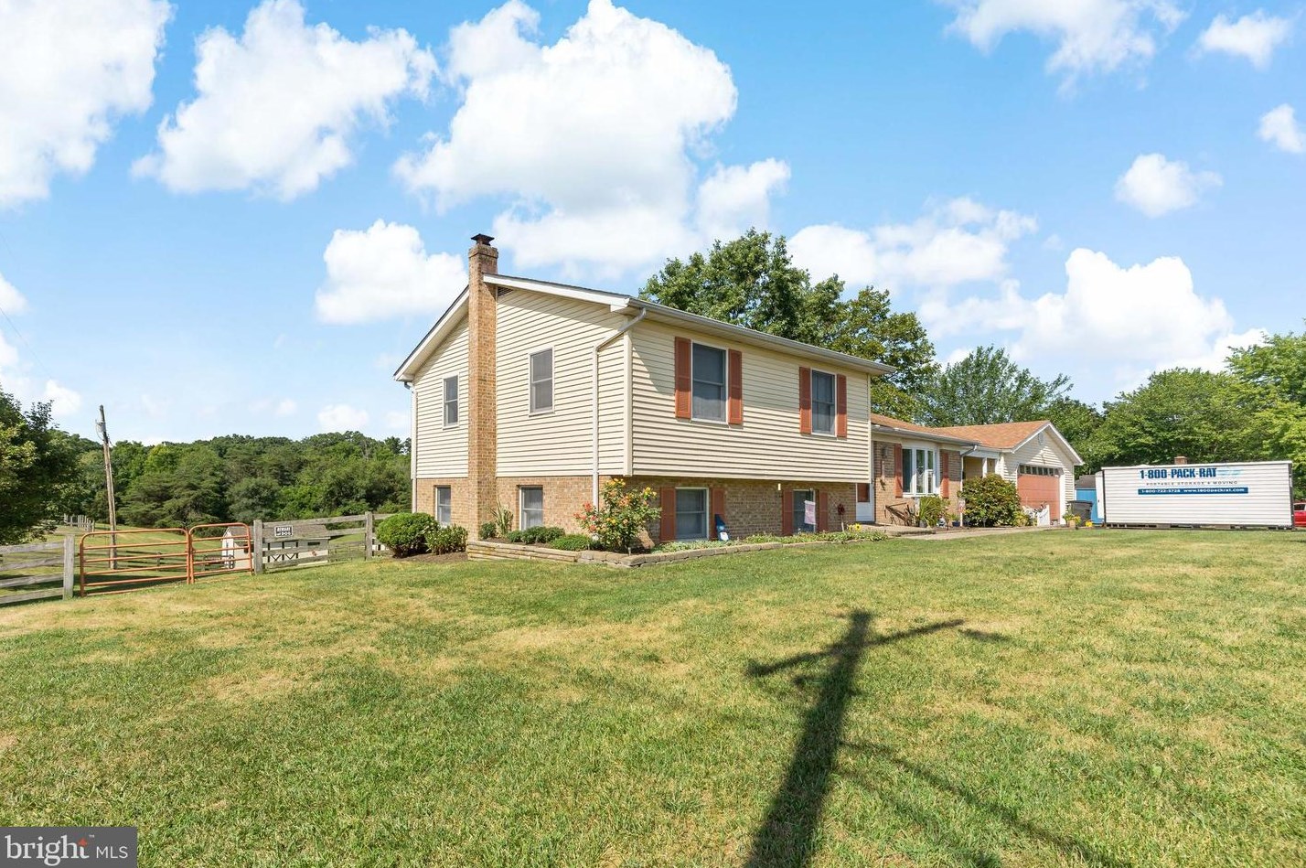 1596 E Nadenbousch Ln, Inwood, WV 25428