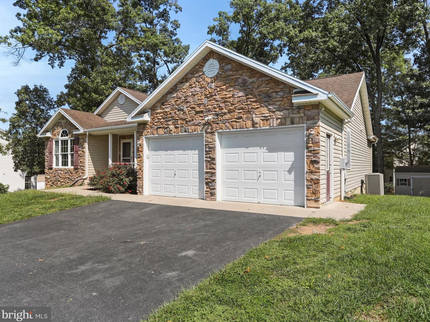 30 Canoe Ct, Inwood, WV 25428