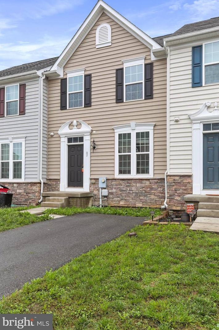 85 Norwood Dr, Falling Waters, WV 25419