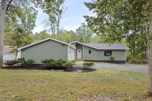 306 Tanbridge Dr, Martinsburg, WV 25401 - Photo 2