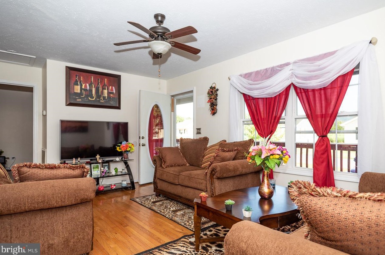 34 Hiser St, Rig, WV 26836