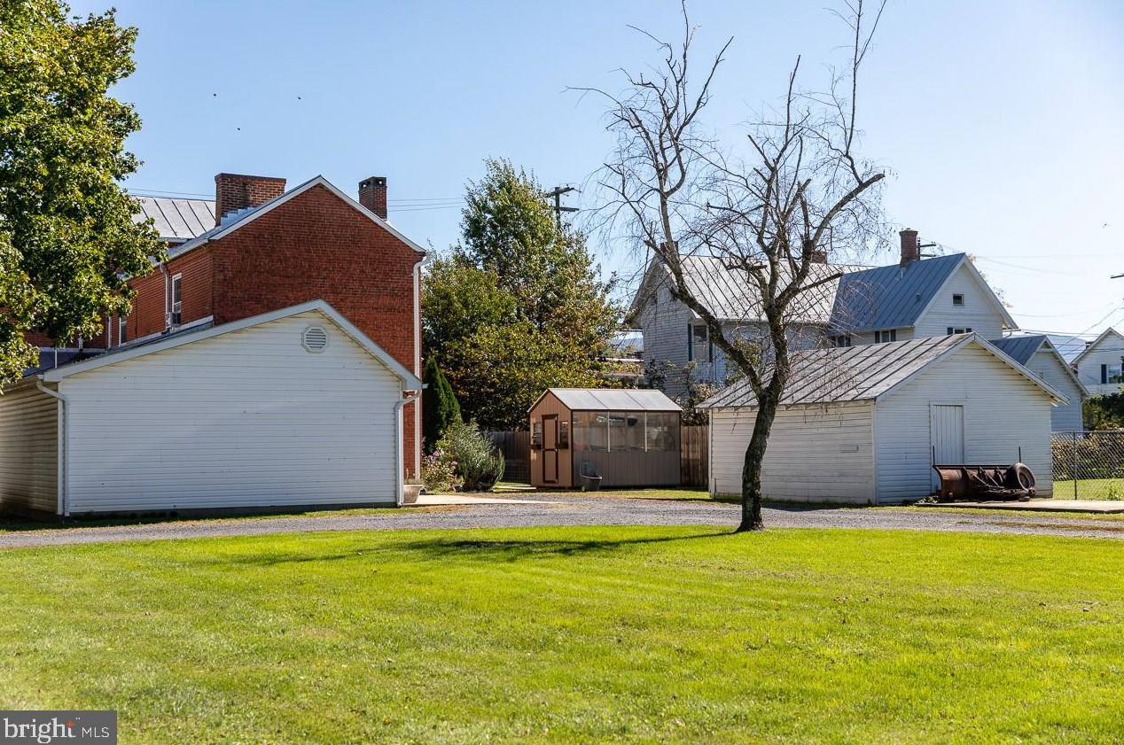 208 N Main St, Rig, WV 26836