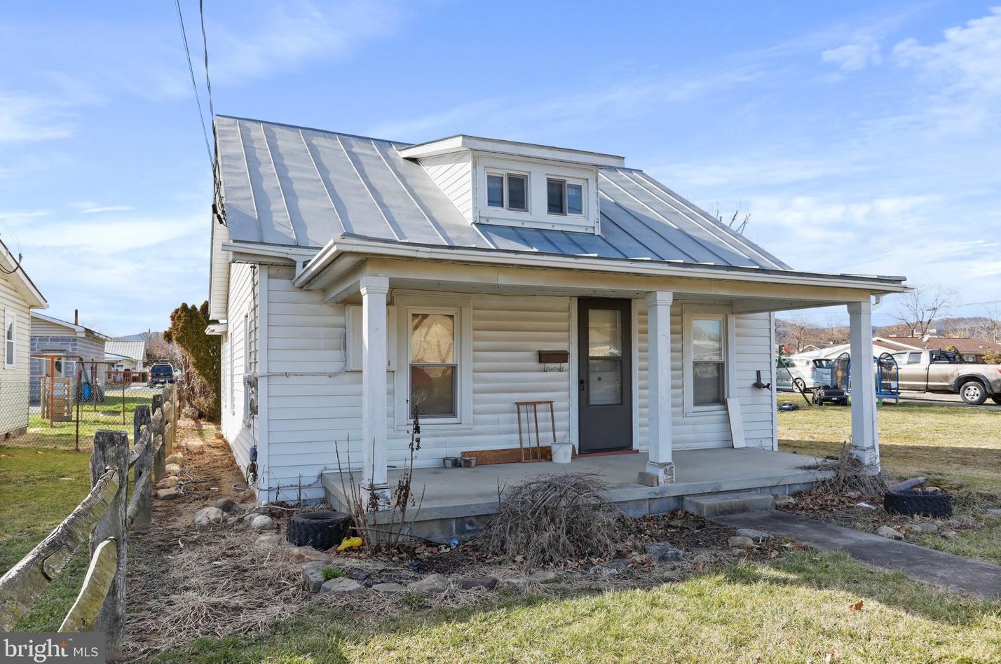203 S Elm St, Rig, WV 26836