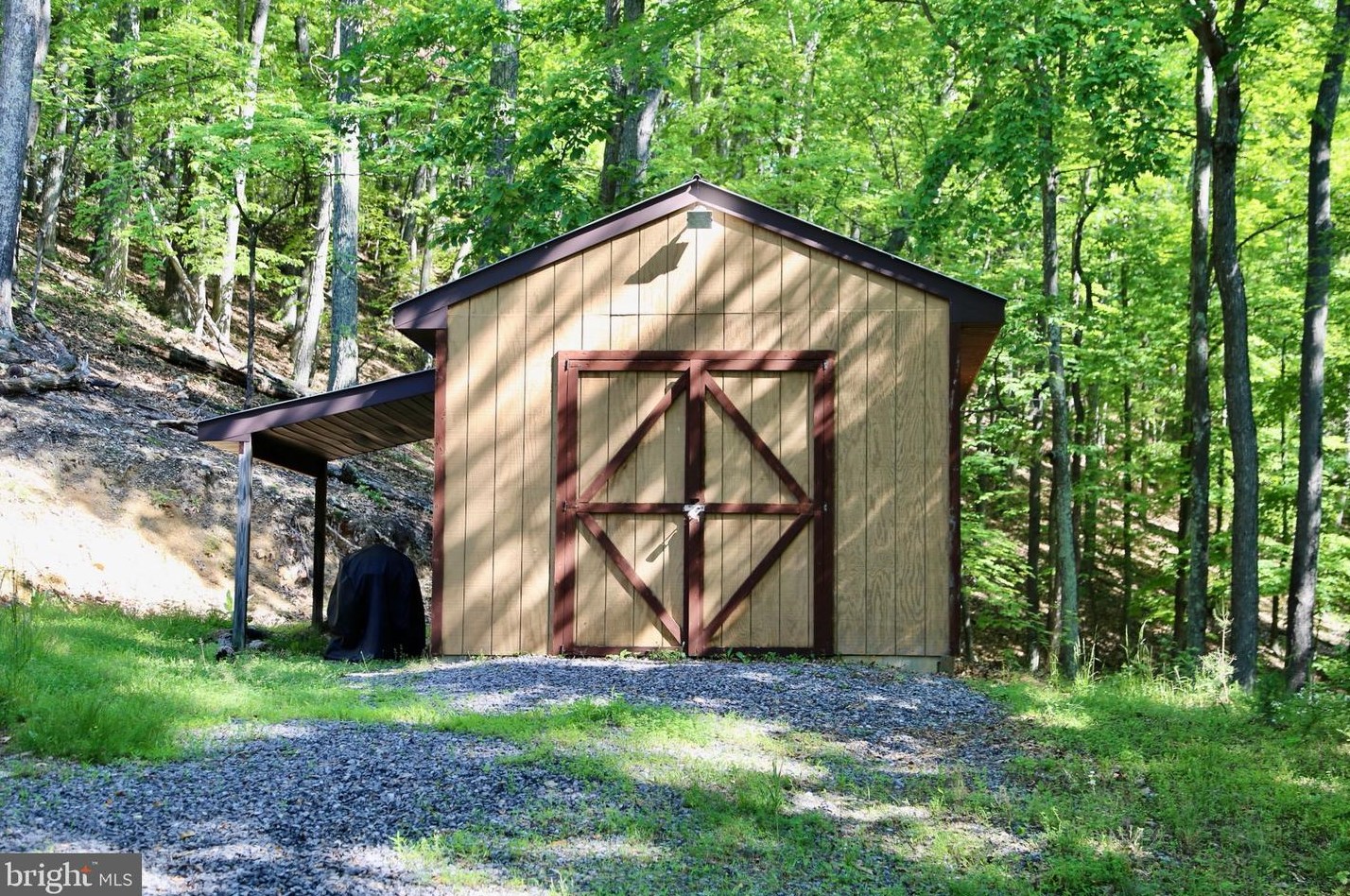 982 Timberline Dr, Lost City, WV 26810
