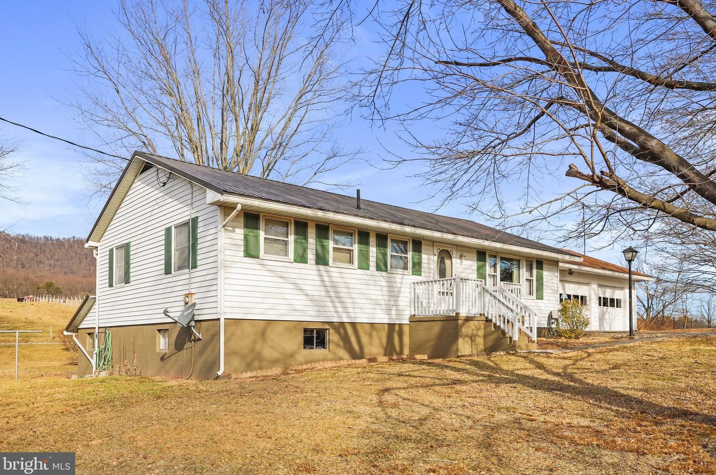 71 Strawberry Hill Dr, Paw Paw, WV 25434