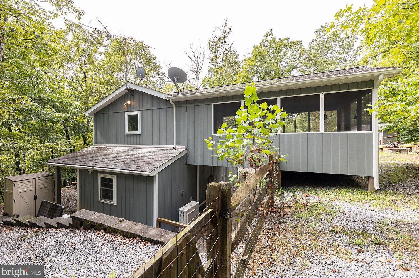 307 Walnut Grove Ct, Paw Paw, WV 25434