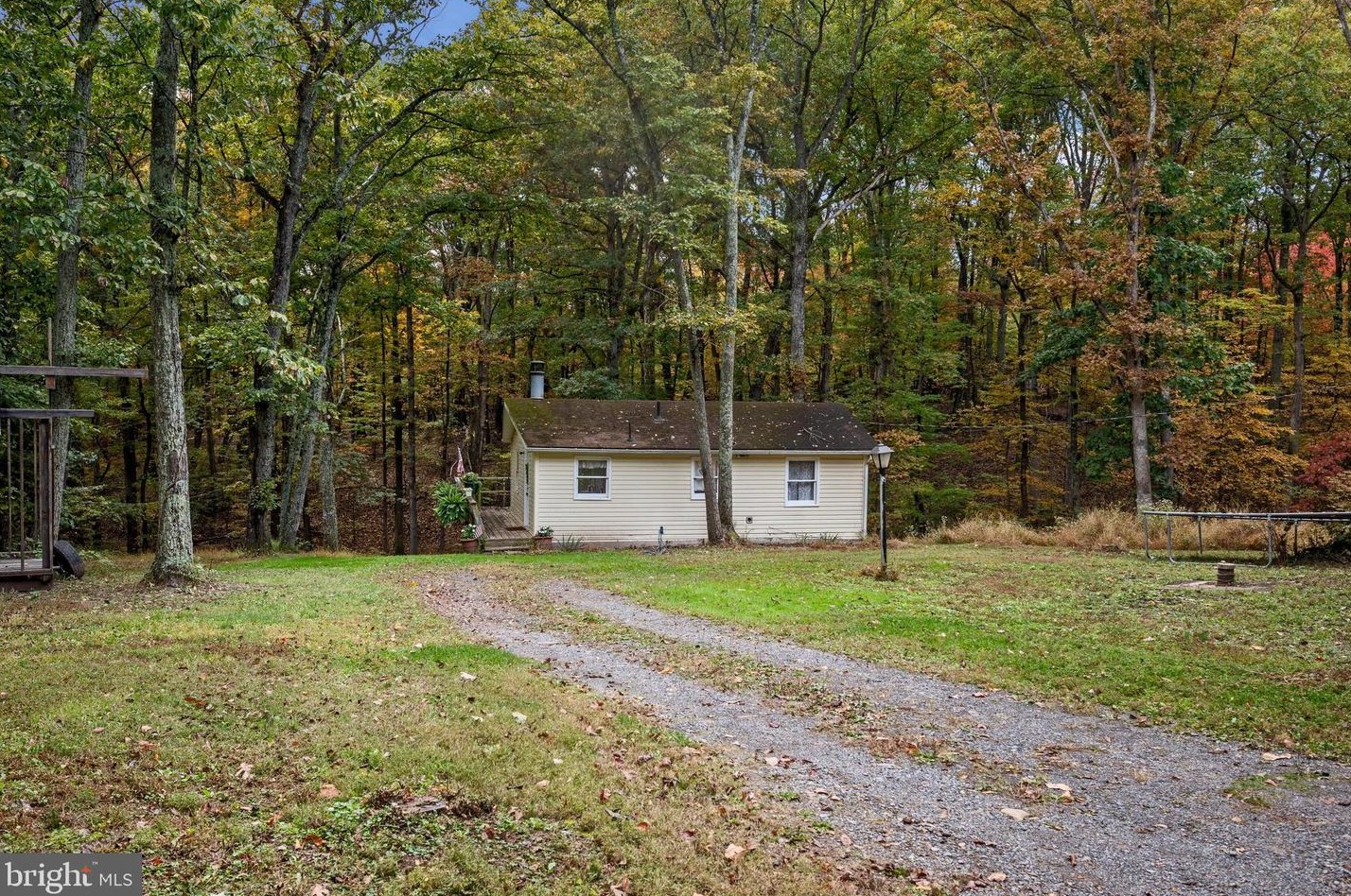 1454 Pin Oak Rd, Paw Paw, WV 25434