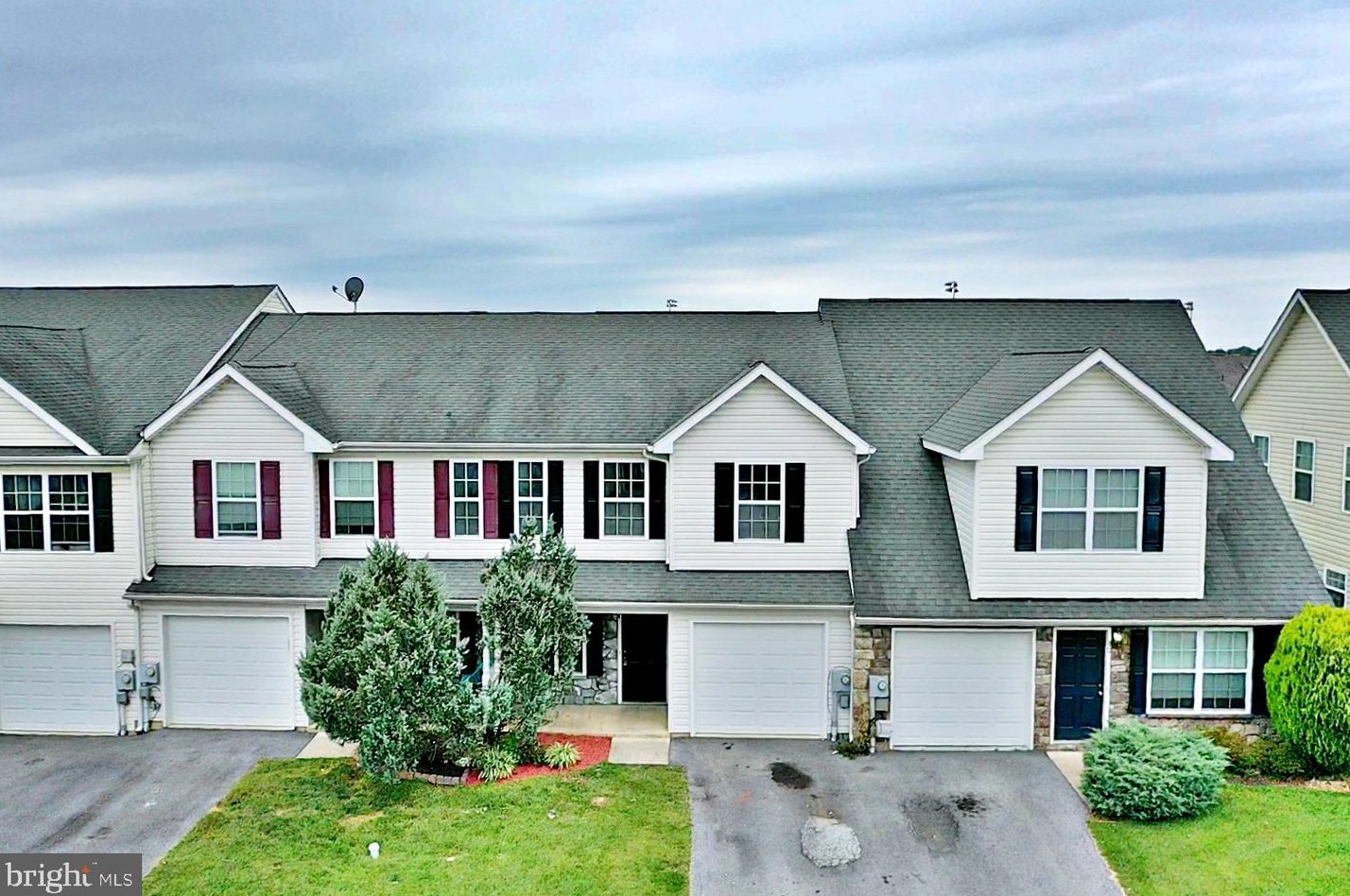 84 Fuzzy Tail Dr, Ranson, WV 25438-4877