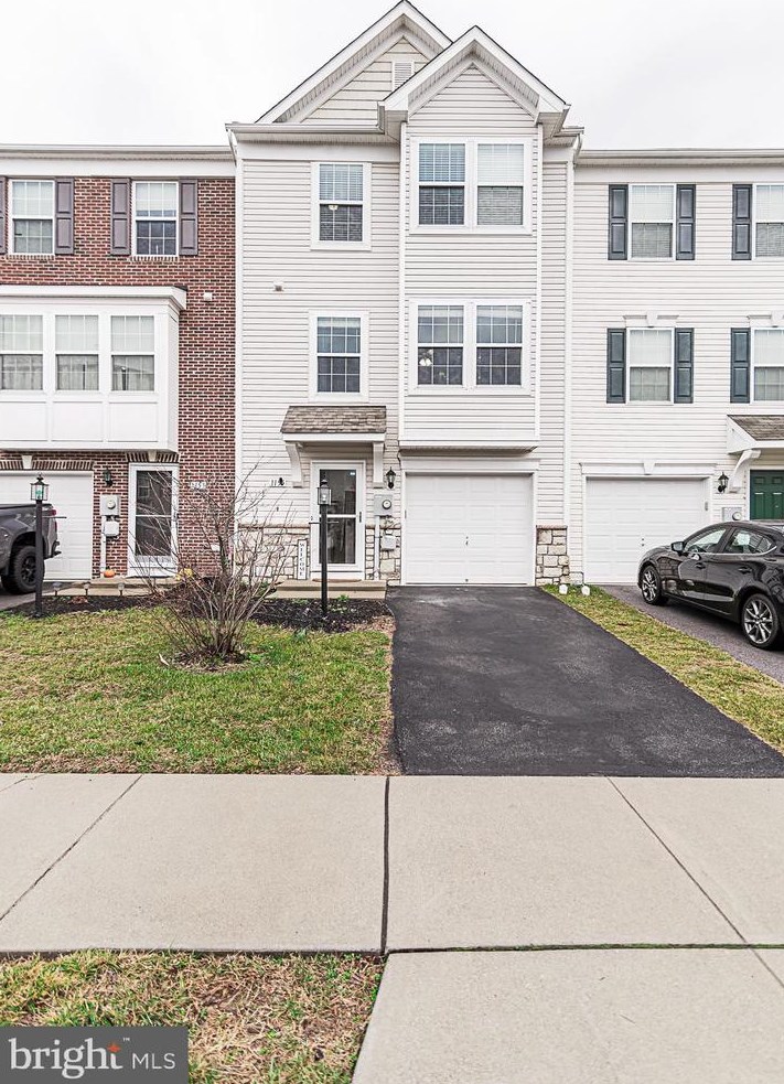 1155 Stallion St, Ranson, WV 25438-5741